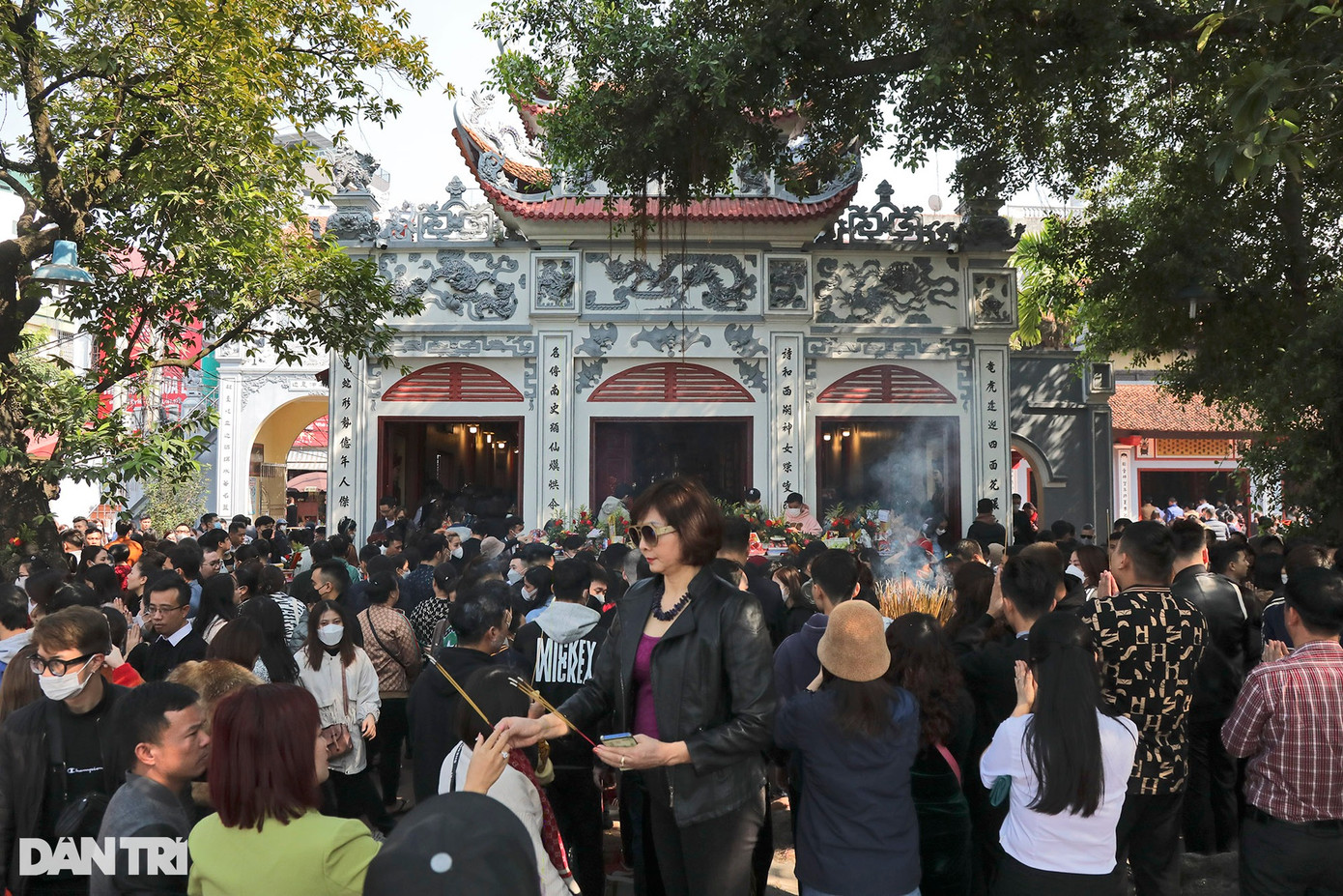 Tại phủ Tây Hồ người đi lễ đông nghịt. Ảnh chụp lúc 12h.