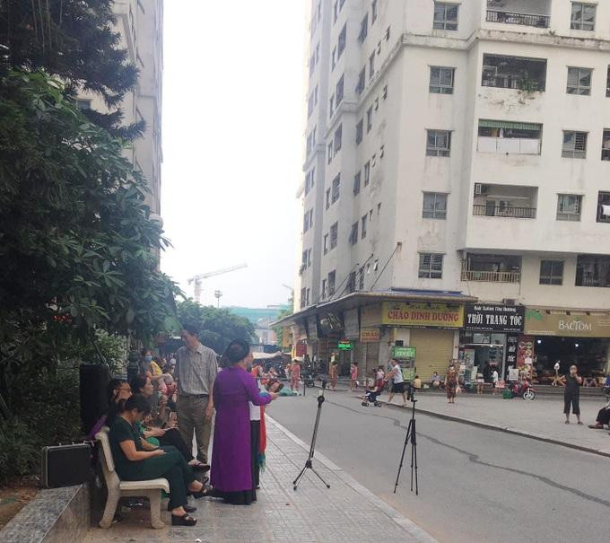 Các cụ già sống ở chung cư HH Linh Đàm tụ tập, hát hò "xuyên ngày xuyên đêm" khiến cư dân bức xúc. (Ảnh: Minh Hải) Các cụ già sống ở chung cư HH Linh Đàm tụ tập, hát hò "xuyên ngày xuyên đêm" khiến cư dân bức xúc. (Ảnh: Minh Hải)