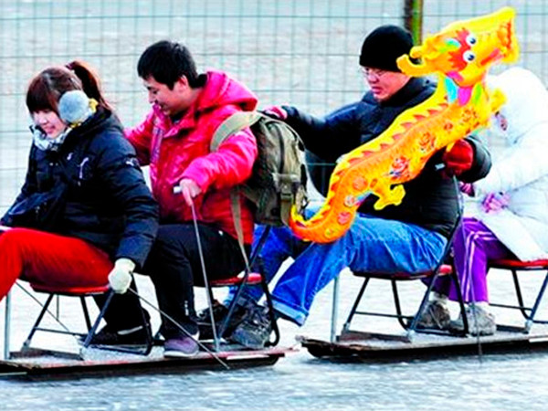 Người dân Trung Quốc hy vọng năm Nhâm Thìn 2012 sẽ đem lại tăng trưởng kinh tế, ổn định xã hội (Ảnh chụp trong công viên Zizhuyuan ở Bắc Kinh hôm 3-1). Ảnh: CFP