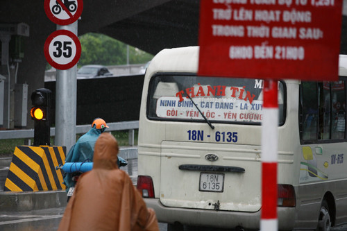 Một xe khách chạy tuyến Ninh Bình đi làn đường phía dưới (đường Khuất Duy Tiên) theo quy định chỉ xe nào chạy tuyến Hà Đông - bến xe Yên Nghĩa mới được đi dưới đường Khuất Duy Tiến, nhưng xe này lại chạy thẳng đường Nguyễn Xiển để ra đường cao tốc Pháp Vân - Cầu Giẽ.