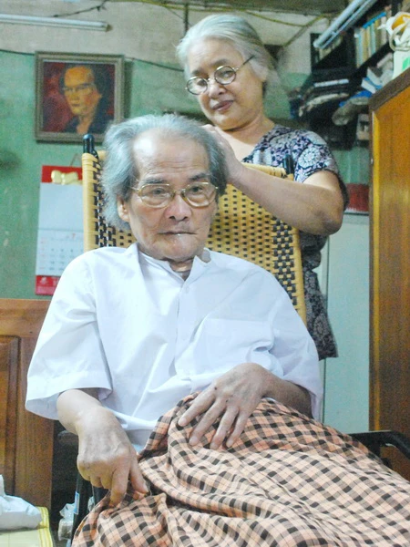 Nhà văn Sơn Tùng và vợ