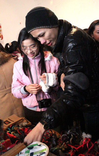 Đôi bạn trẻ chọn vòng may mắn