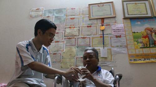 Thịnh chăm sóc cha. Ảnh: M.Thuận
