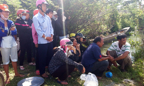 Người dân tập trung trên bờ sông Sêrêpok xem lực lượng chức năng tìm thi thể các học sinh. Ảnh: An Nhơn - VEN. Người dân tập trung trên bờ sông Sêrêpok xem lực lượng chức năng tìm thi thể các học sinh. Ảnh: An Nhơn - VEN