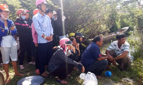 Người dân tập trung trên bờ sông Sêrêpok xem lực lượng chức năng tìm thi thể các học sinh. Ảnh: An Nhơn - VEN