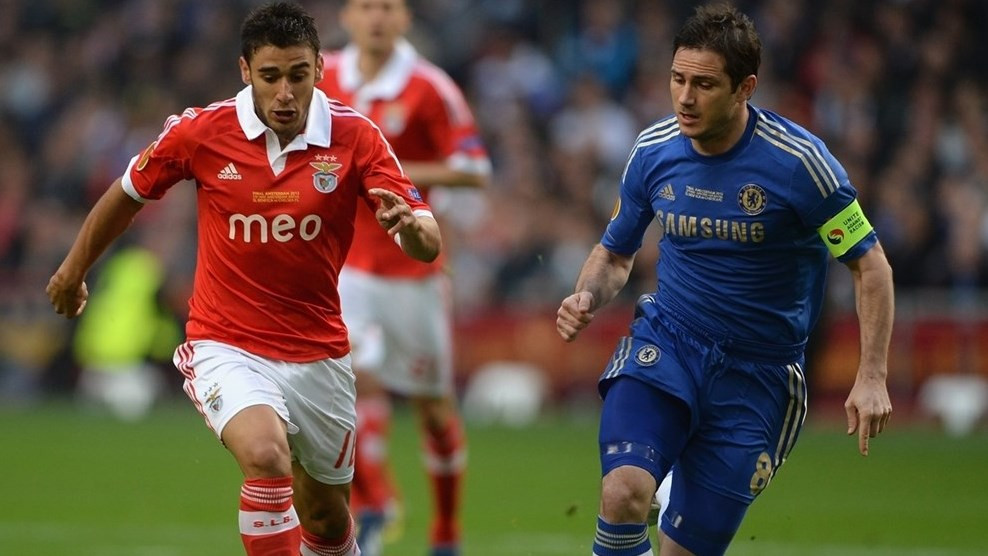 Benfica (trái) chơi khởi sắc hơn Chelsea trong hiệp đầu