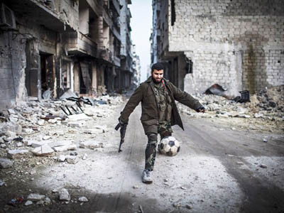 Một phiến quân Syria chơi bóng đá tại khu vực đang xảy ra giao tranh tại thủ đô Aleppo ngày 2/1. (Nguồn: AP)
