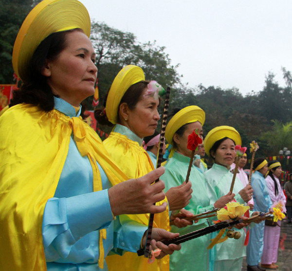 Cùng với lời tế là thanh âm của trống của chiêng...