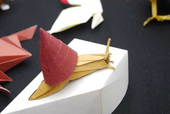  Biến một tờ giấy bình thường thành một con cua hay con ốc sinh động.