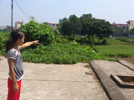 Cháu Hoa chỉ lại con đường bị Quỳnh Anh lôi đi