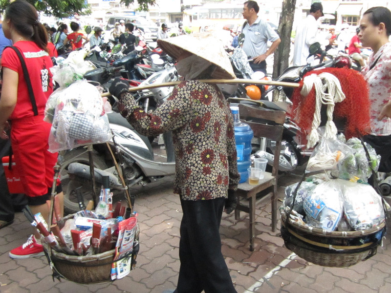 Những gánh hàng rong cũng đổ bộ các cổng trường đại học