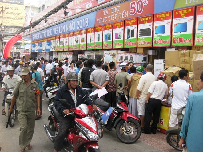 Lực lượng dân phòng có mặt để ổn định người mua hàng 