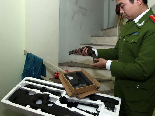 Súng đồ chơi sát thương được cơ quan công an thu giữ. Ảnh: Tuổi Trẻ