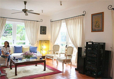 Biệt thự kết hợp hài hòa của gam màu trắng và mái ngỏ đỏ tươi, tạo nên ấn tượng trang nhã, lịch lãm ngay từ cái nhìn đầu tiên