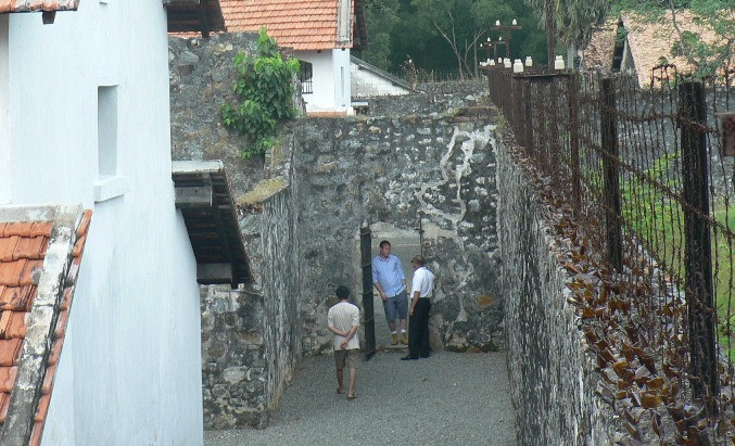 Tại cổng vào khu dich tích, nhân viên khu di tích vẫn bình thản