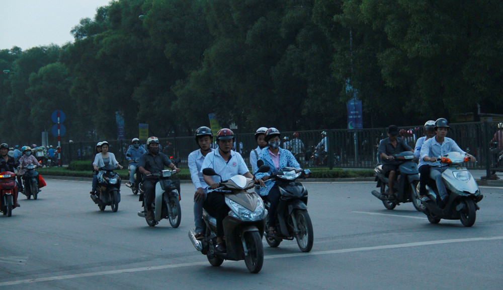 Rất nhiều phụ huynh đưa thí sinh đi thi từ sáng sớm. Ảnh: Trường Phong