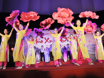Tiết mục chào mừng Ngày Thơ Việt Nam lần thứ 11 của ĐH Văn hóa Hà Nội. Ảnh: Khả lôi Việt Vương