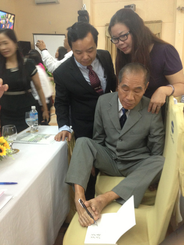 Thầy giáo Nguyễn Ngọc Ký trong buổi ra mắt tự truyện, tổ chức tại Đà Nẵng