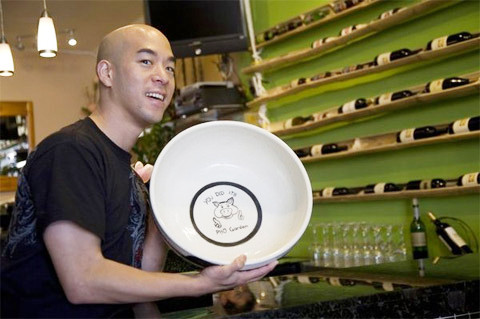 Dưới đáy chiếc bát phở khổng lồ là dòng chữ: You did it (bạn thành công rồi). Ảnh: Phở Garden