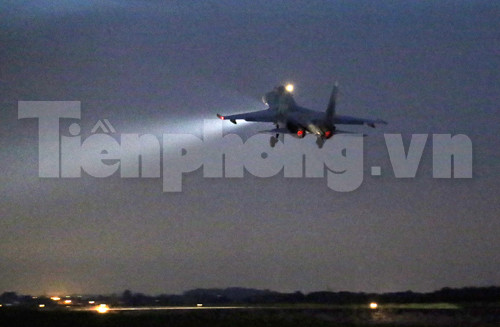 Những chiếc tiếp theo bắt đầu cất cánh, nhìn “Hổ mang chúa” dũng mãnh lao vút vào không trung như những mũi tên xuyên đêm rất đẹp mắt