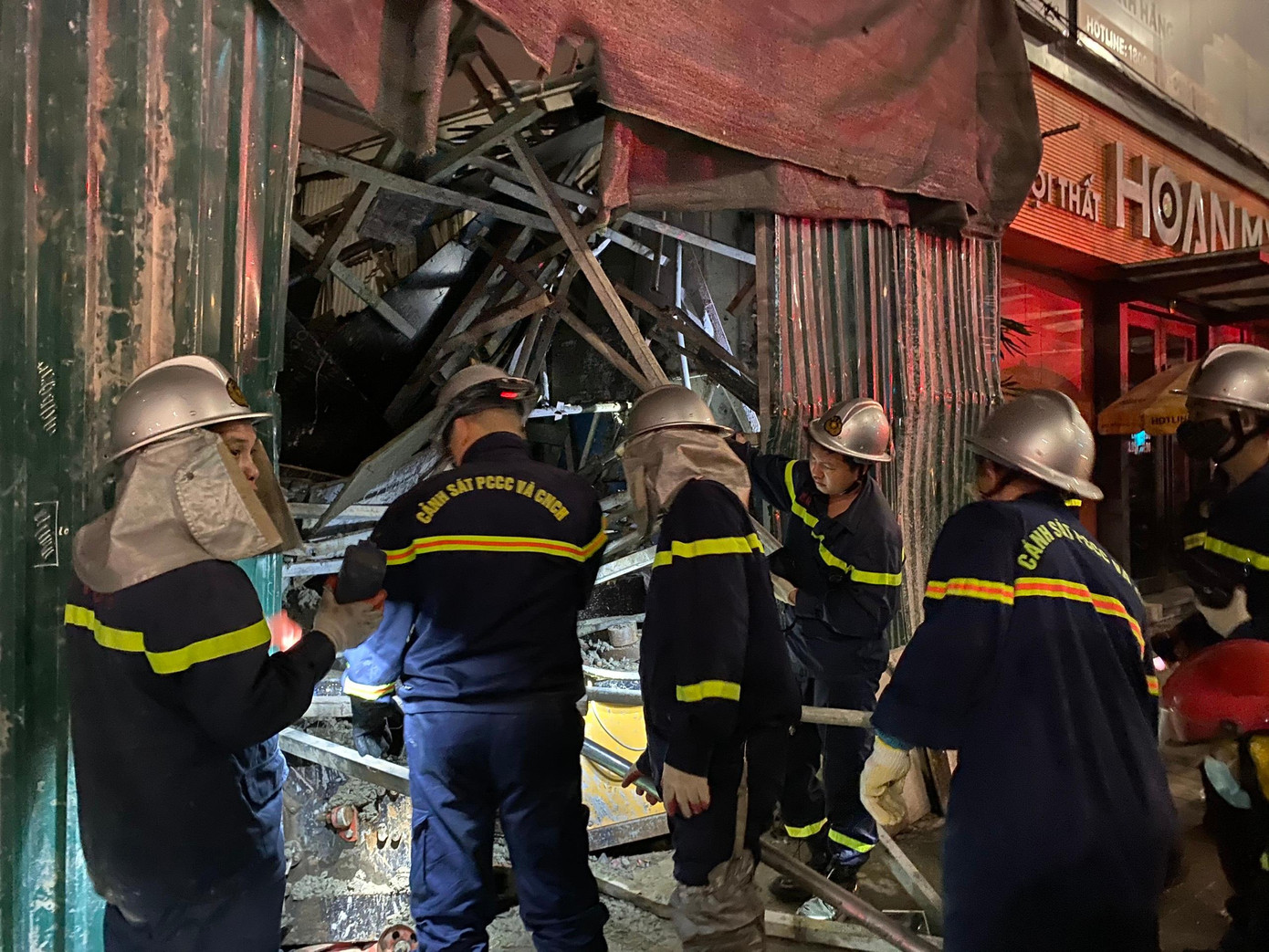 Lực lượng cảnh sát 113 công an quận Cầu Giấy, Bắc Từ Liêm và công an phường sở tại cũng có mặt tại hiện trường.