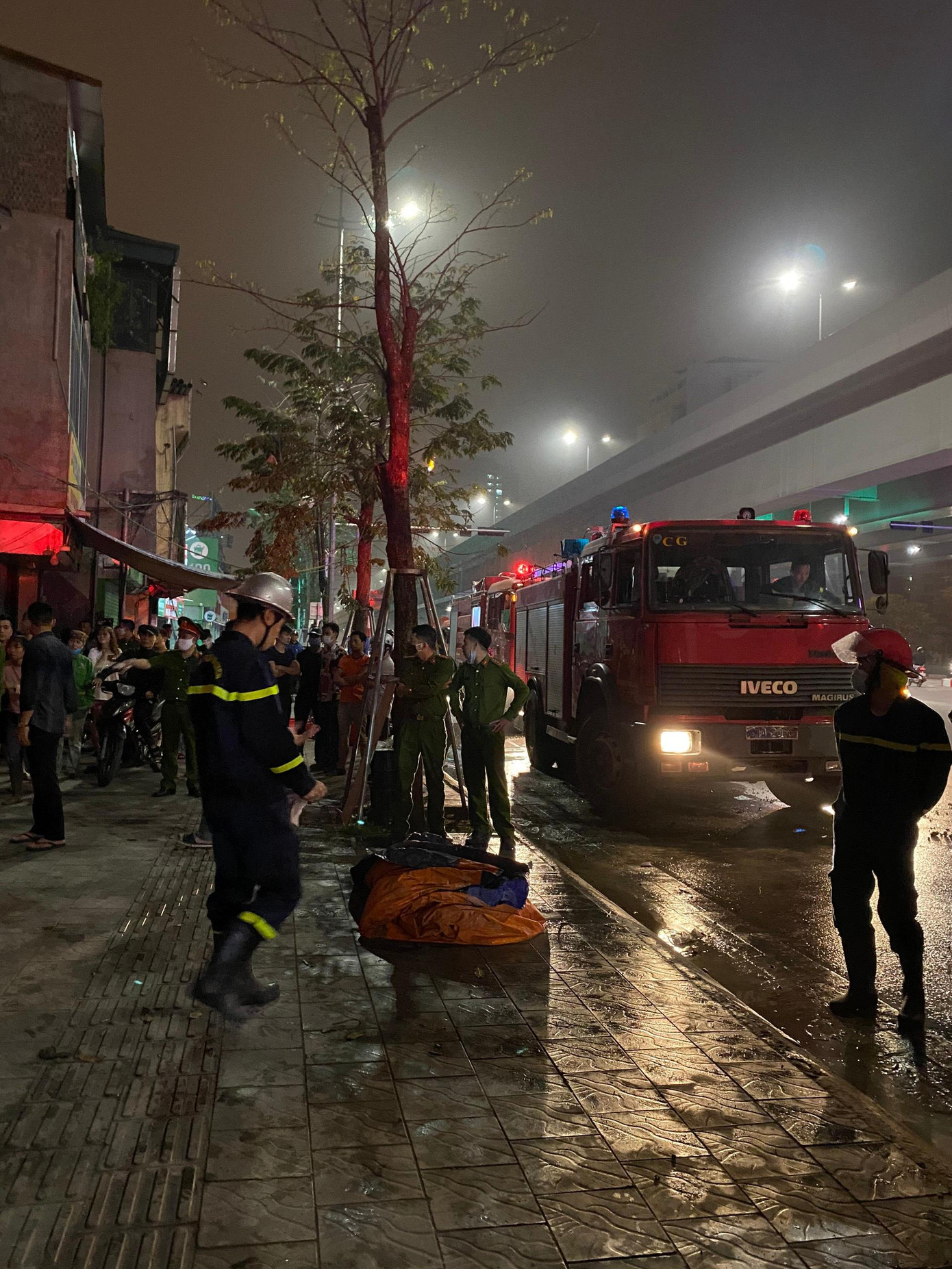 Vào thời điểm trên, tại ngôi nhà đang xây dựng số 170 Phạm Văn Đồng (Cầu Giấy, Hà Nội) xảy ra vụ sập giàn giáo khiến một công nhân trong công trình bị mắc kẹt bên trong đống sắt thép.