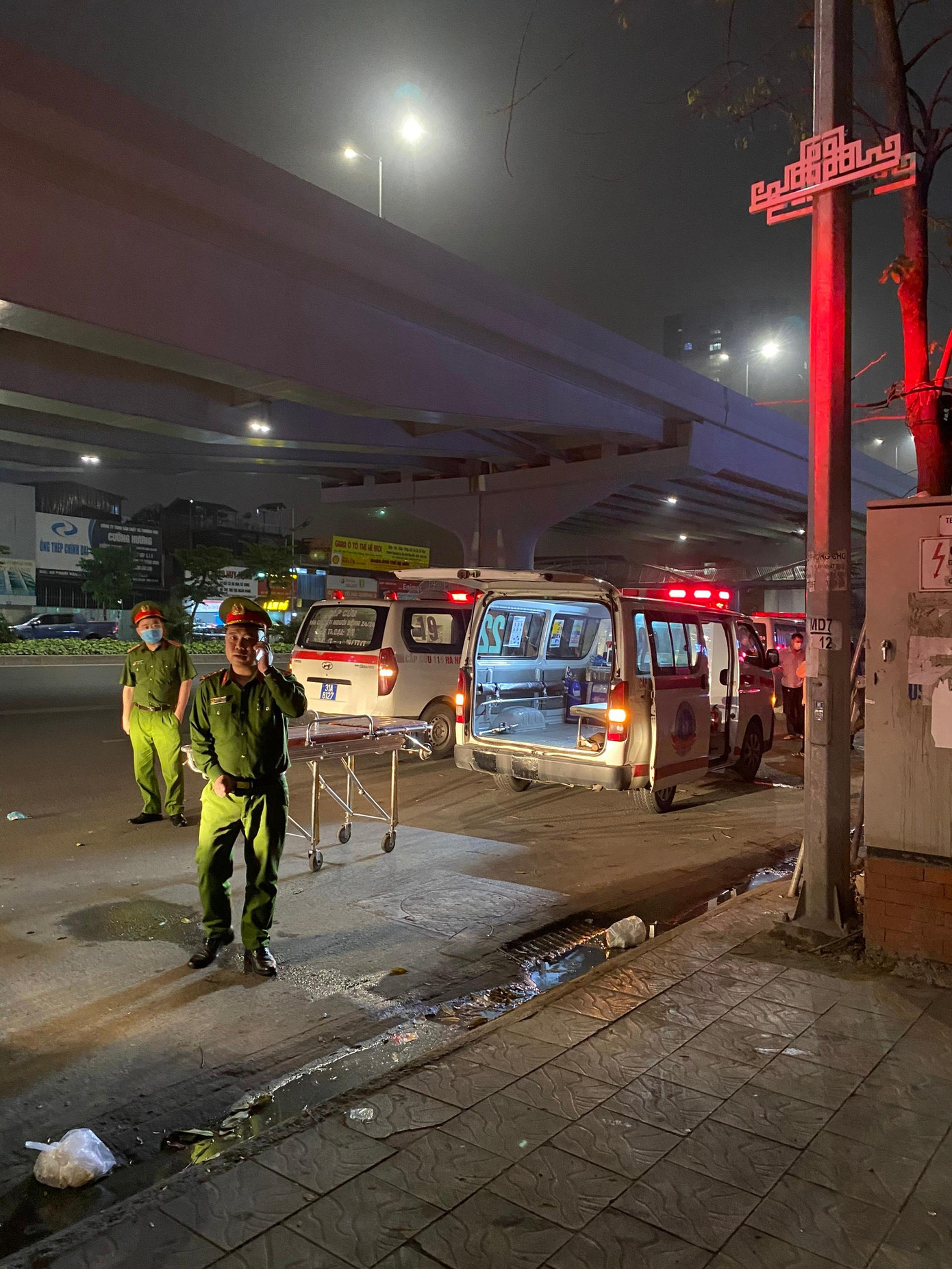 Nhận được tin báo, lực lượng chức năng khẩn trương có mặt tại hiện trường giải cứu nạn nhân đồng thời xử lý vụ việc.