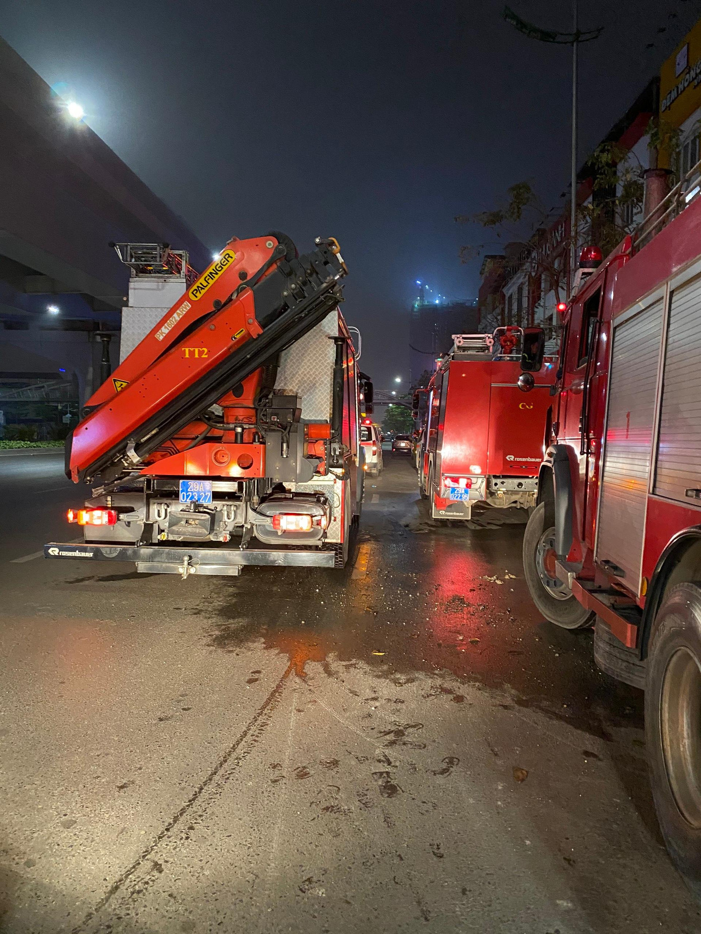 Đêm 29 rạng sáng 30/3, xảy vụ tai nạn lao động xảy ra tại ngôi nhà đang xây dựng trên đường Phạm Văn Đồng (Hà Nội) khiến một người mắc kẹt bên trong.