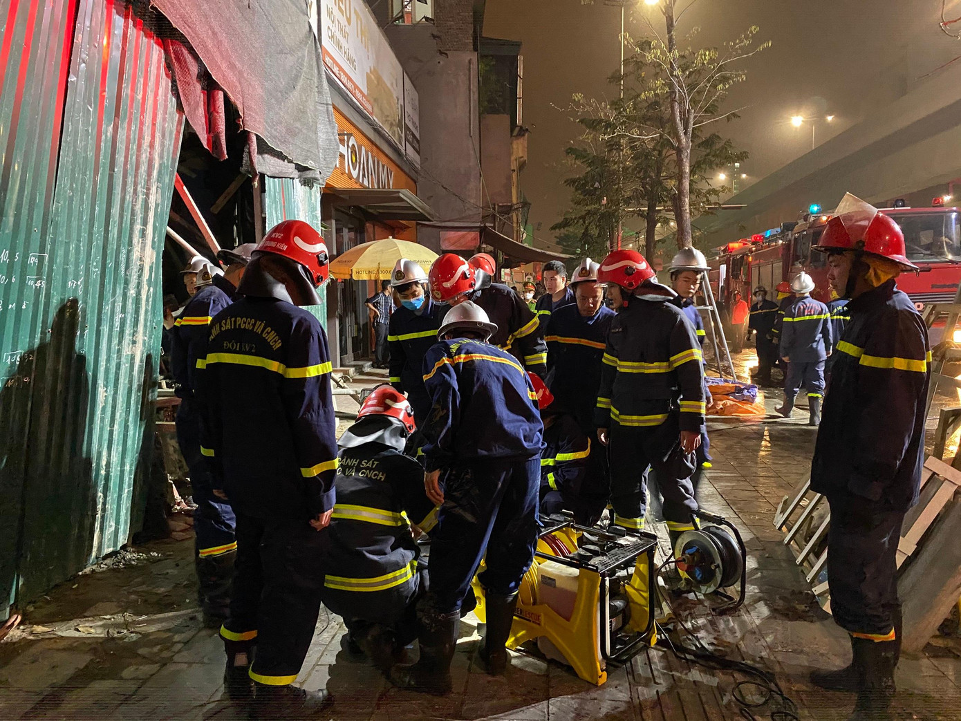 Tại hiện trường có 6 xe cứu hỏa cùng nhiều cán bộ chiến sĩ của lực lượng cứu nạn cứu hộ công an quận Bắc Từ Liêm, Cầu Giấy và Phòng Cảnh sát Phòng cháy chữa cháy và cứu nạn cứu hộ Công an TP Hà Nội cùng 3 xe cứu thương.