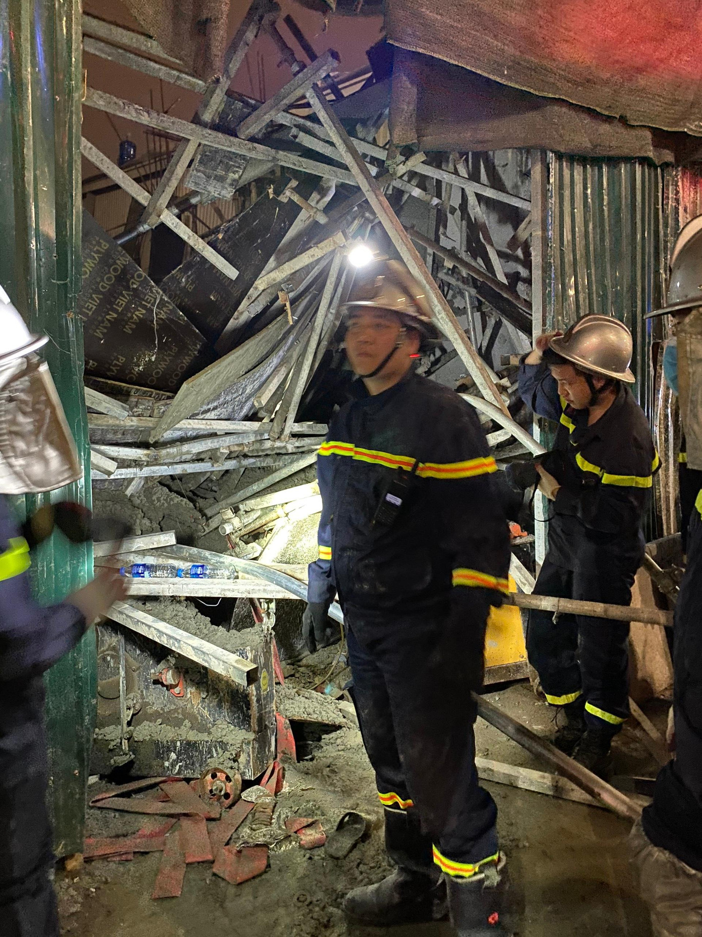 Khoảng nửa tiếng sau, lực lượng chức năng đã di chuyển lượng lớn sắt thép, bê tông để giải cứu nạn nhân đưa ra ngoài đi cấp cứu.