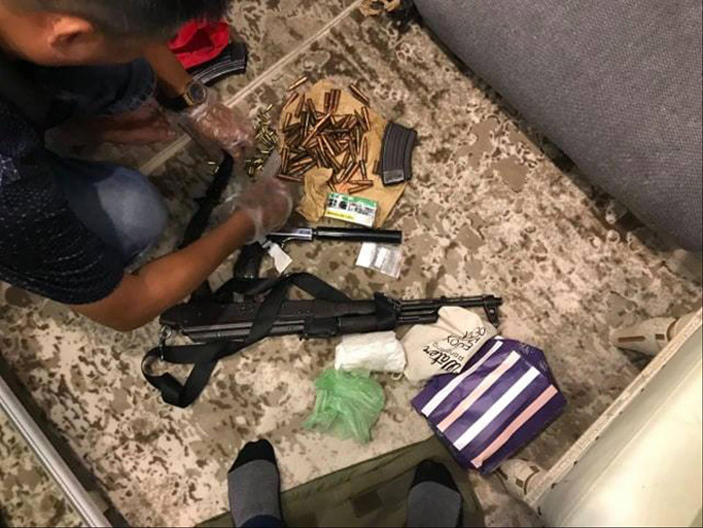 Tổ công tác thu giữ số lượng lớn súng, đạn trong nhà Phạm Bá Sơn. Tổ công tác thu giữ số lượng lớn súng, đạn trong nhà Phạm Bá Sơn.