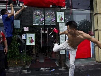 Một người Trung Quốc đạp vào cánh cửa quán rượu của Nhật Bản ở Thâm Quyến, Trung Quốc. Ảnh: Keita Van