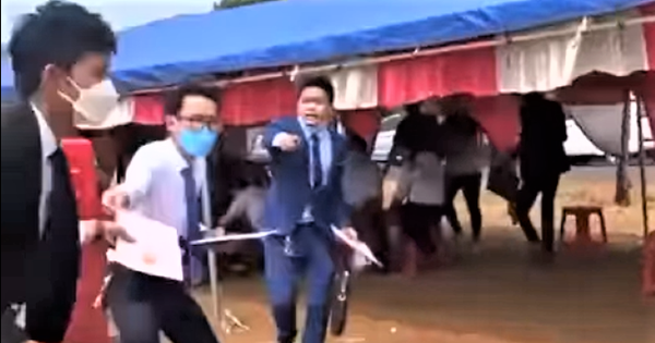 Hình ảnh nhân viên Công ty Địa ốc Nam Khương làm tuồng, tạo sốt ảo tại khu đất ở Bình Phước. Hình ảnh nhân viên Công ty Địa ốc Nam Khương làm tuồng, tạo sốt ảo tại khu đất ở Bình Phước.