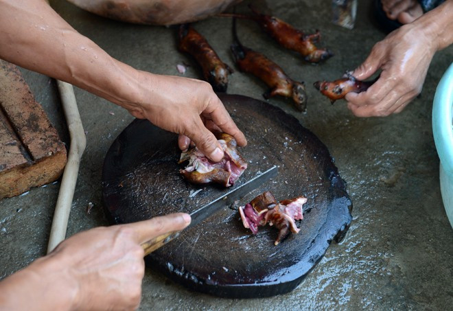 Chuột thường được chế biến thành ba món khác nhau như rán, hấp lá chanh và xào tái lăn cùng xả