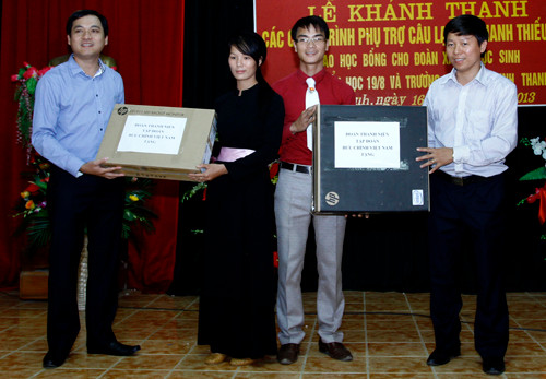 Dịp này, đại diện Đoàn thanh niên tập đoàn VNPT, Bí thư Đoàn tập đoàn VNPT Phan Hoài Nam tặng Đoàn xã Minh Thanh 1 bộ máy tính