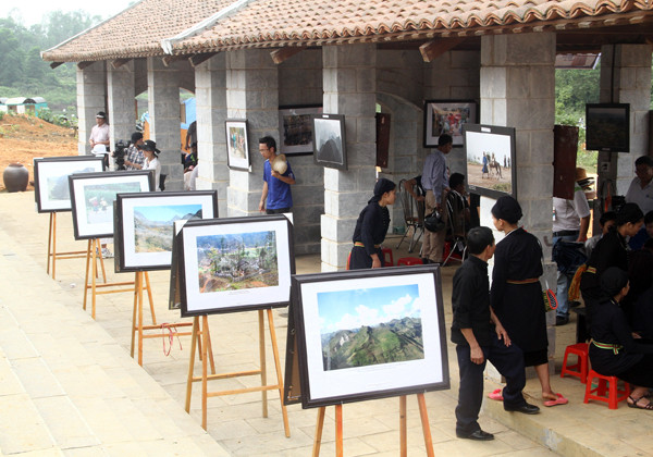 Hình ảnh miền cao được trưng bày gần khu ăn uống, không thực sự thu hút nhiều người xem