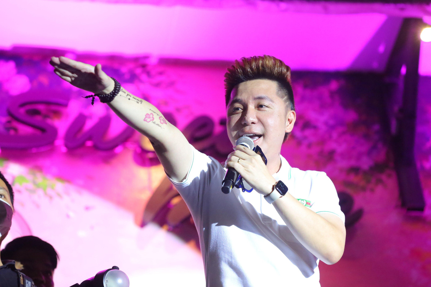 Minh Vương M4U mang ca khúc Vệt nắng cuối trời đến chương trình Góc ban công của Tuấn Hưng. Minh Vương M4U mang ca khúc Vệt nắng cuối trời đến chương trình Góc ban công của Tuấn Hưng.