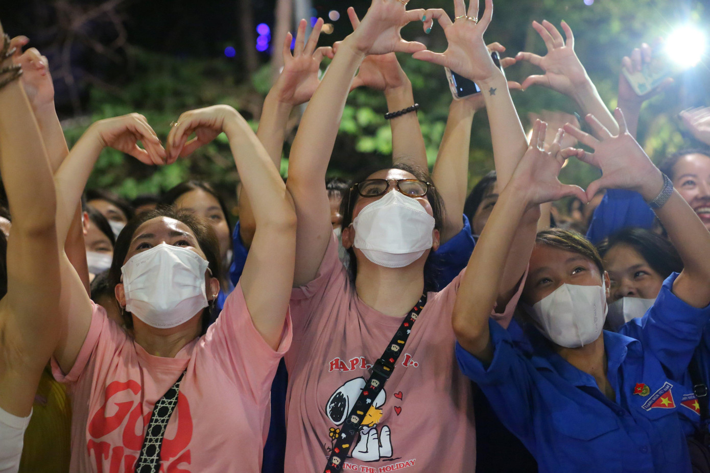 Khán giả phấn khích hát theo Tuấn Hưng, bật đèn flash điện thoại cổ vũ nam ca sĩ. Khán giả phấn khích hát theo Tuấn Hưng, bật đèn flash điện thoại cổ vũ nam ca sĩ.