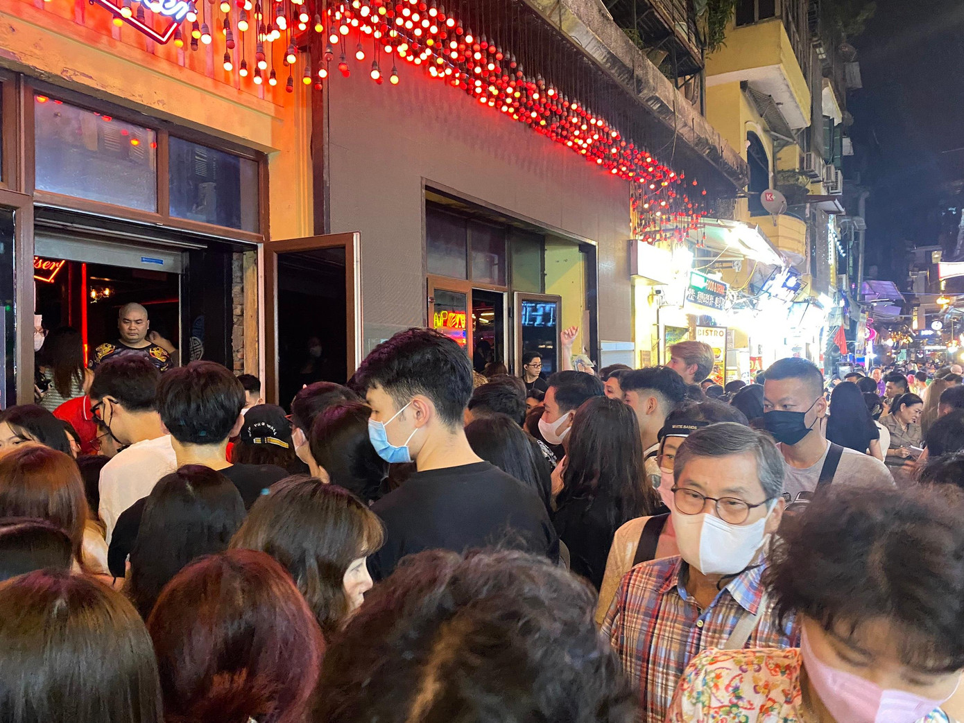 Các bạn trẻ mua vé xem MONO hát. Các bạn trẻ mua vé xem MONO hát.