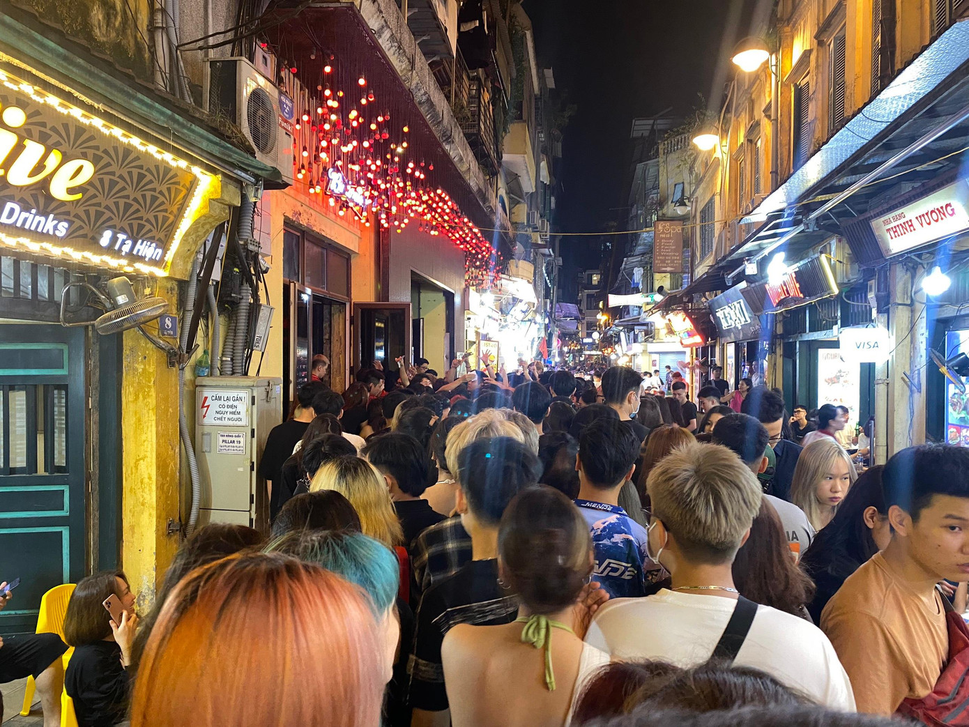 Các bạn trẻ mua vé xem MONO hát. Các bạn trẻ mua vé xem MONO hát.