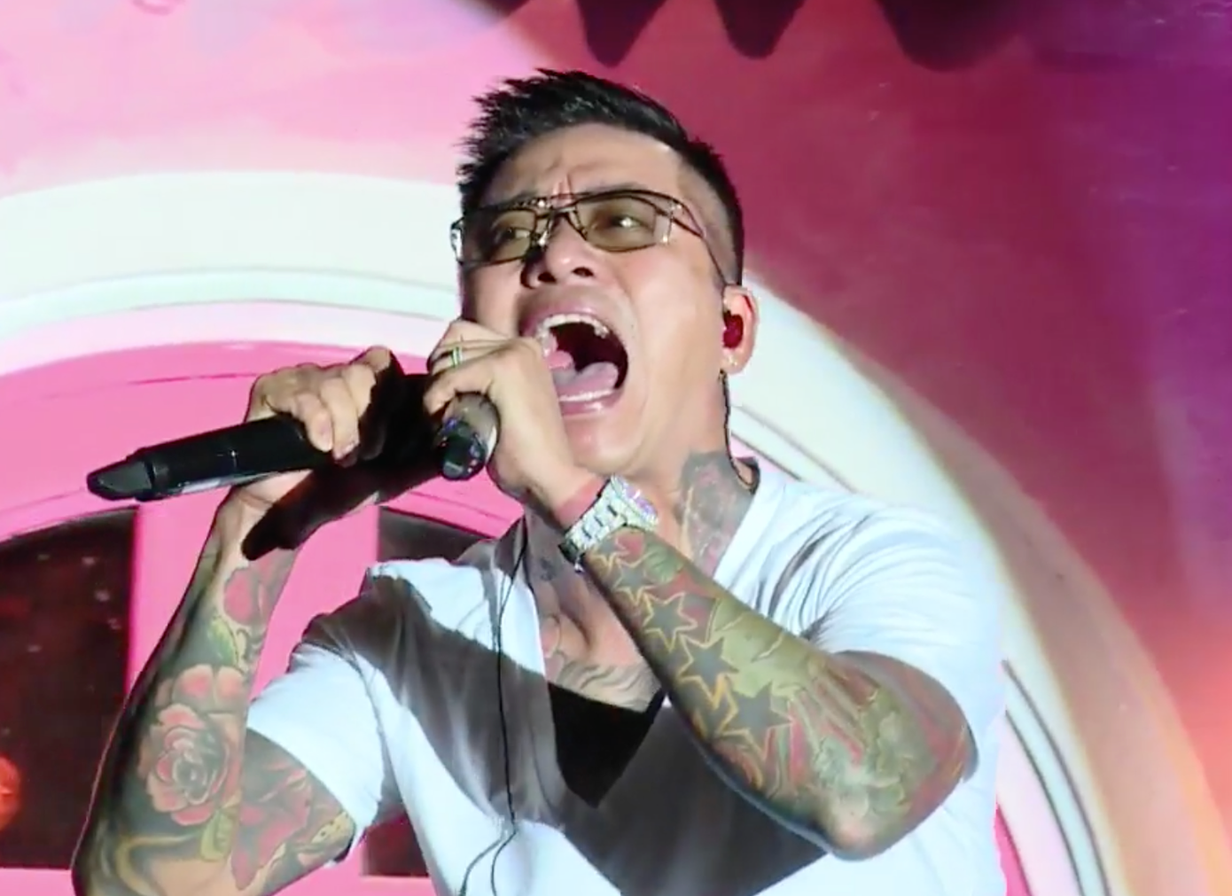 Tuấn Hưng vẫn giữ thói quen cầm hai chiếc micro. Tuấn Hưng vẫn giữ thói quen cầm hai chiếc micro.