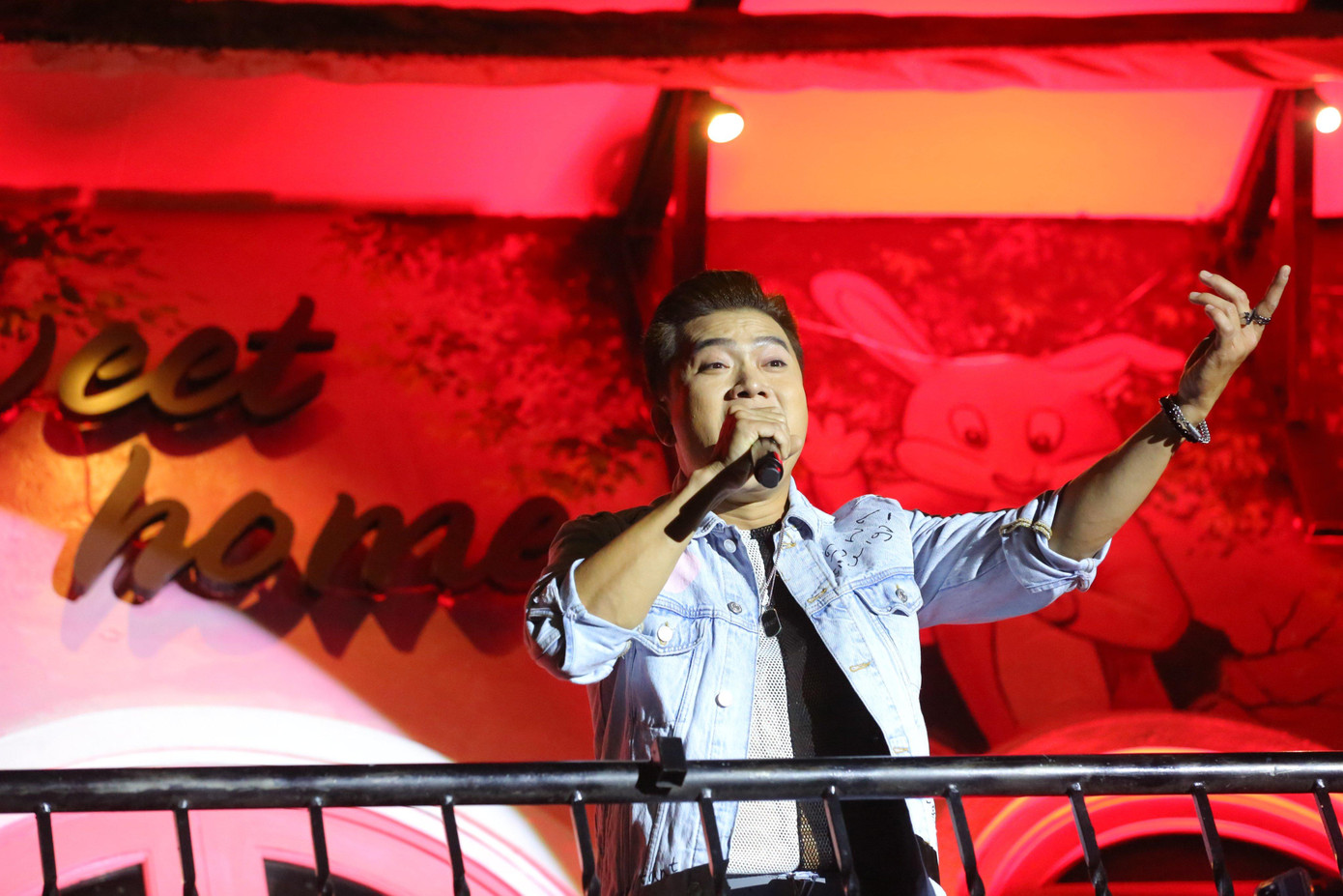 Ca sĩ Khang Việt - chủ nhân bản hit Em nên dừng lại được khán giả đón nhận. Ca sĩ Khang Việt - chủ nhân bản hit Em nên dừng lại được khán giả đón nhận.