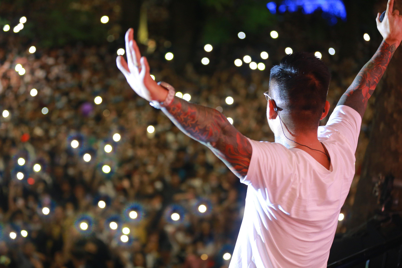 Giọng Ca Tìm lại bầu trời nhảy sung, hò reo, kêu gọi khán giả hòa vào màn trình diễn. Giọng Ca Tìm lại bầu trời nhảy sung, hò reo, kêu gọi khán giả hòa vào màn trình diễn.