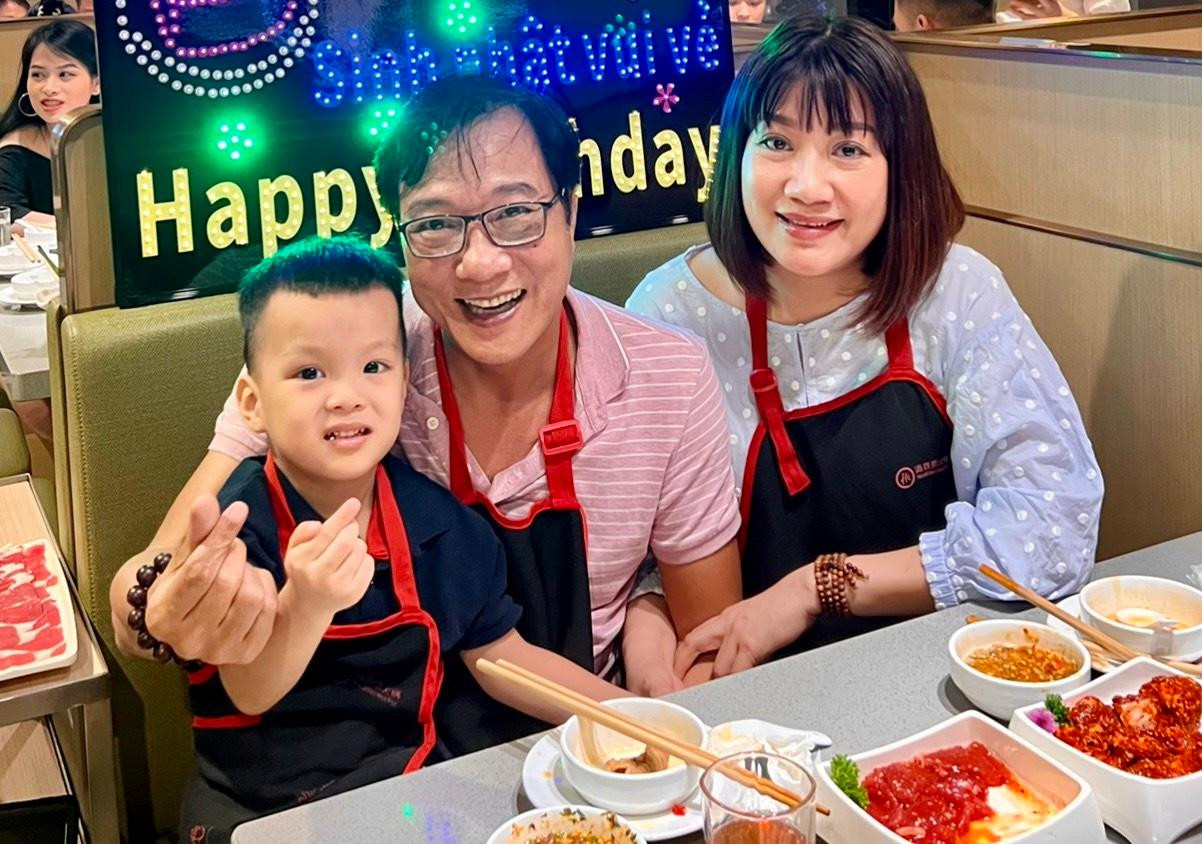 NSND Trọng Trinh bên bà xã và cháu nội Tommy. Ảnh: NVCC.