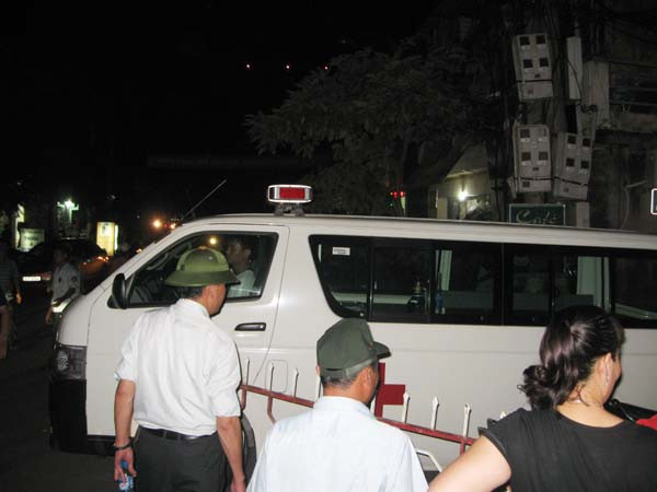 Chiếc xe cứu thương đưa xác nạn nhân đi