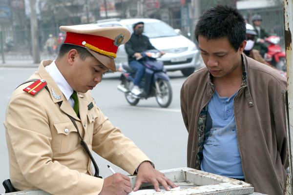 Lực lượng CSGT gặp khó khi xử lý xe mua bán không sang tên đổi chủ