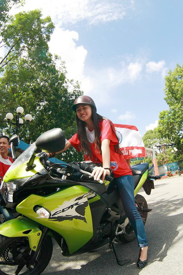 Một thiếu nữ đất cảng - Hải Phòng dùng xe phân khối lớn đi cổ vũ cho đội bóng mình yêu thích từng gây sốt trên mạng 