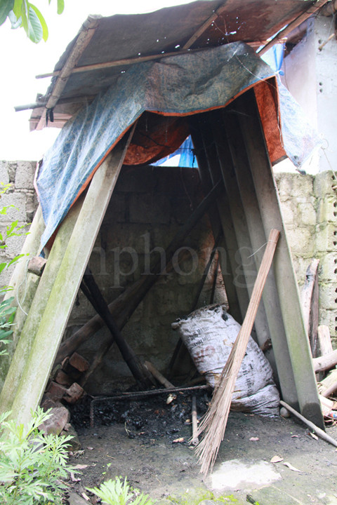 Những hôm trời nắng, để tiết kiệm gas, chiếc bếp dã chiến này là nơi nấu nướng của hai mẹ con. Ảnh: Trường Phong