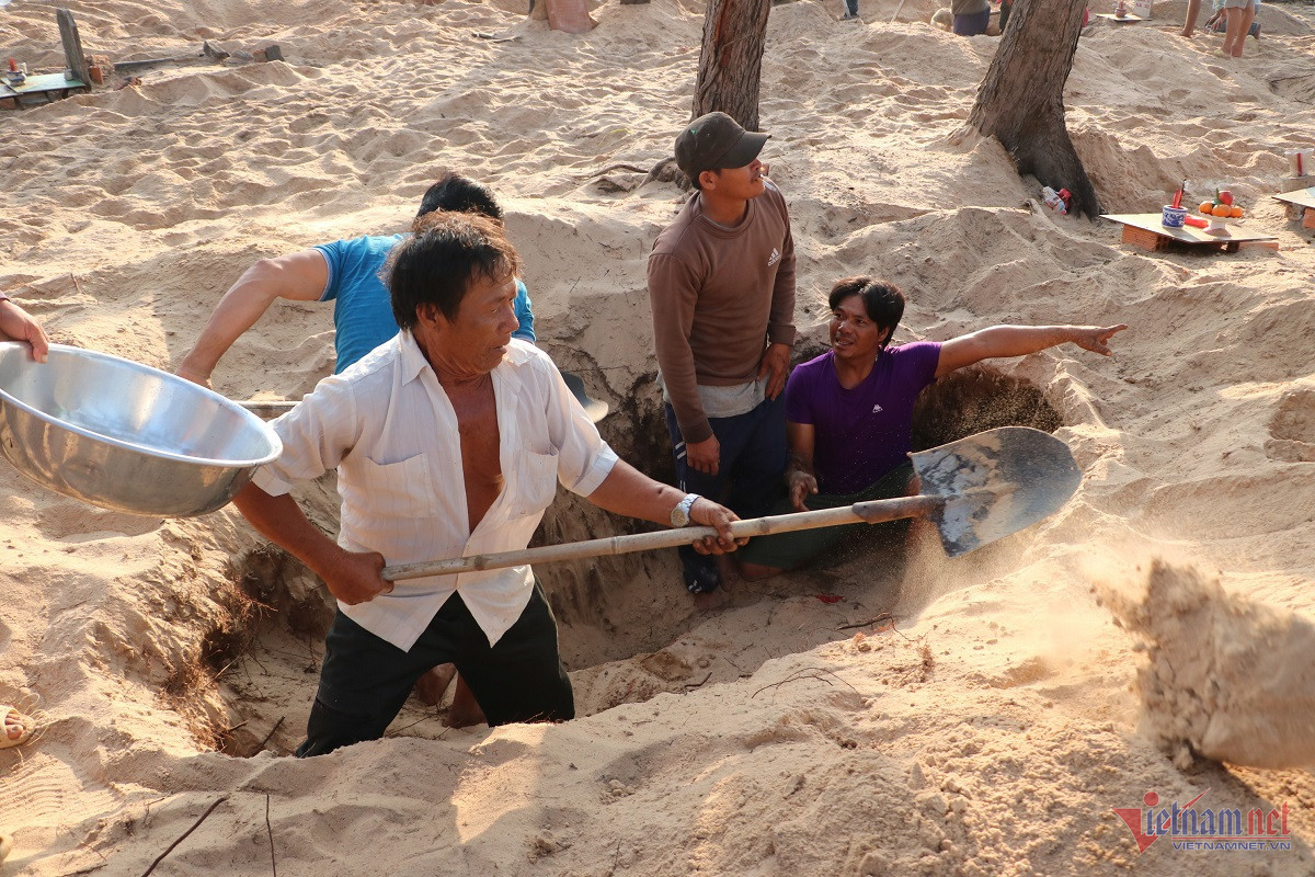 Ngư dân dùng xẻng, đào sâu dưới lớp cát gần 1m để bốc cốt "Ông".