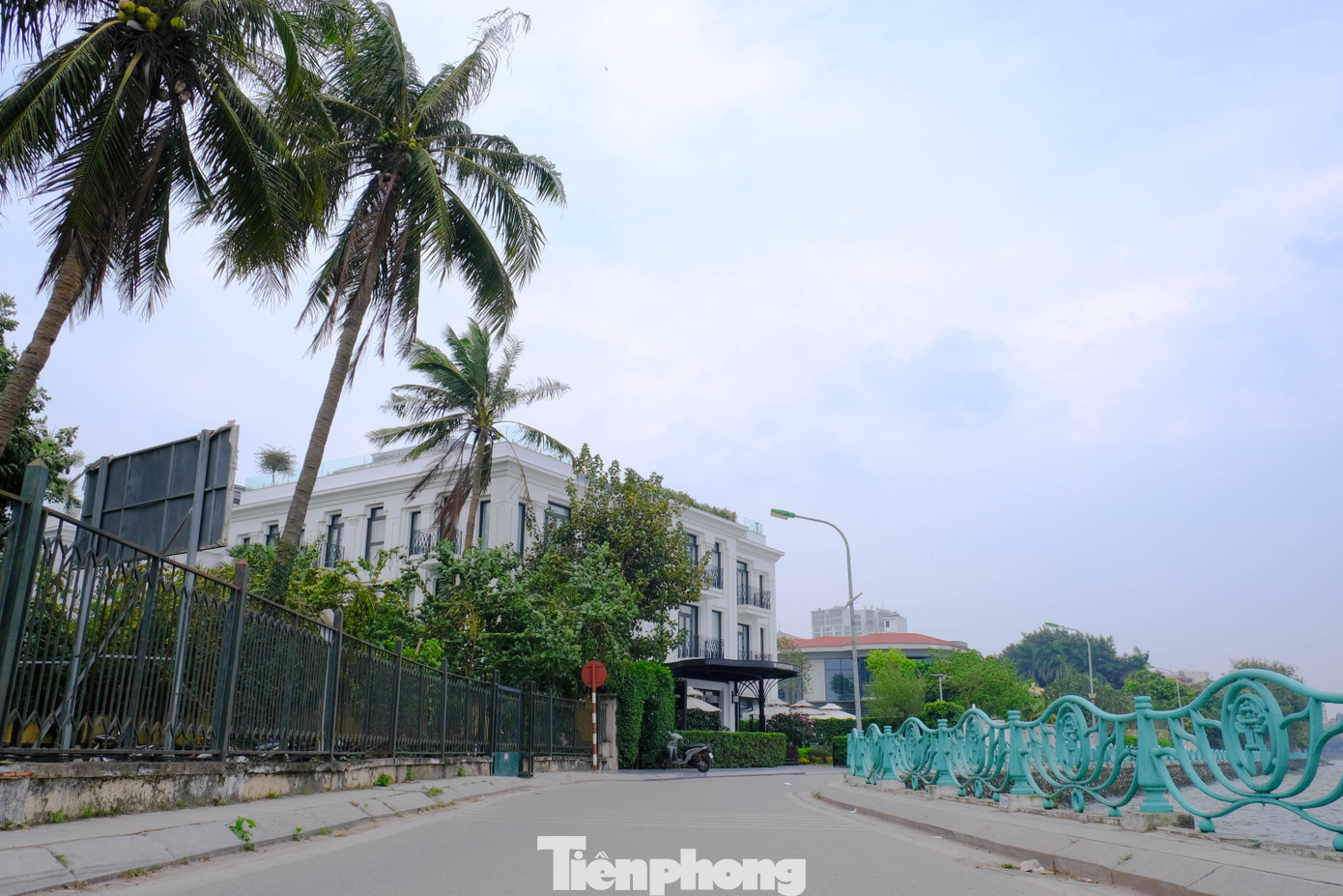 Quảng An bắt đầu từ điểm giao cắt giữa phố Từ Hoa và đường Xuân Diệu kéo dài tới đoạn giao cắt với phố Quảng Khánh.